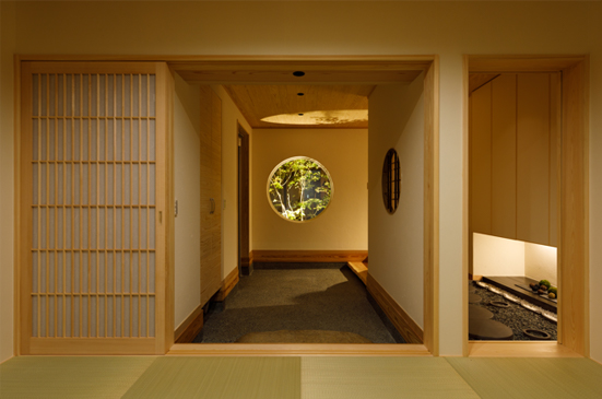 モデルハウス「息吹木」の夜の和室入り口
